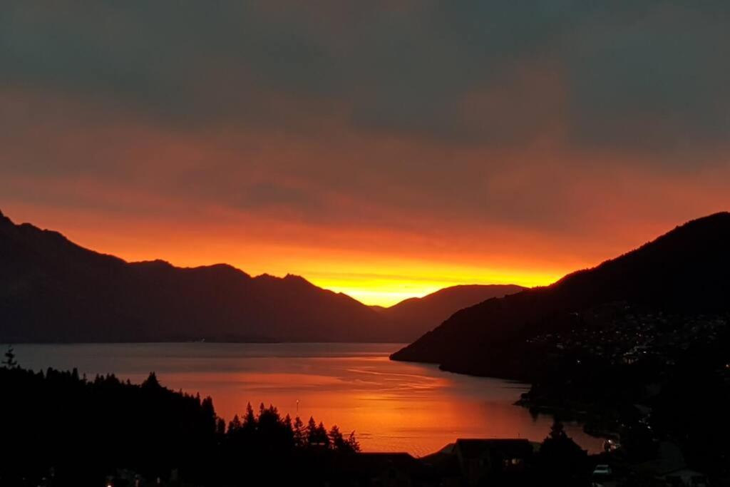 Stunning Home With Amazing Wakatipu Lake Views Квінстаун Екстер'єр фото
