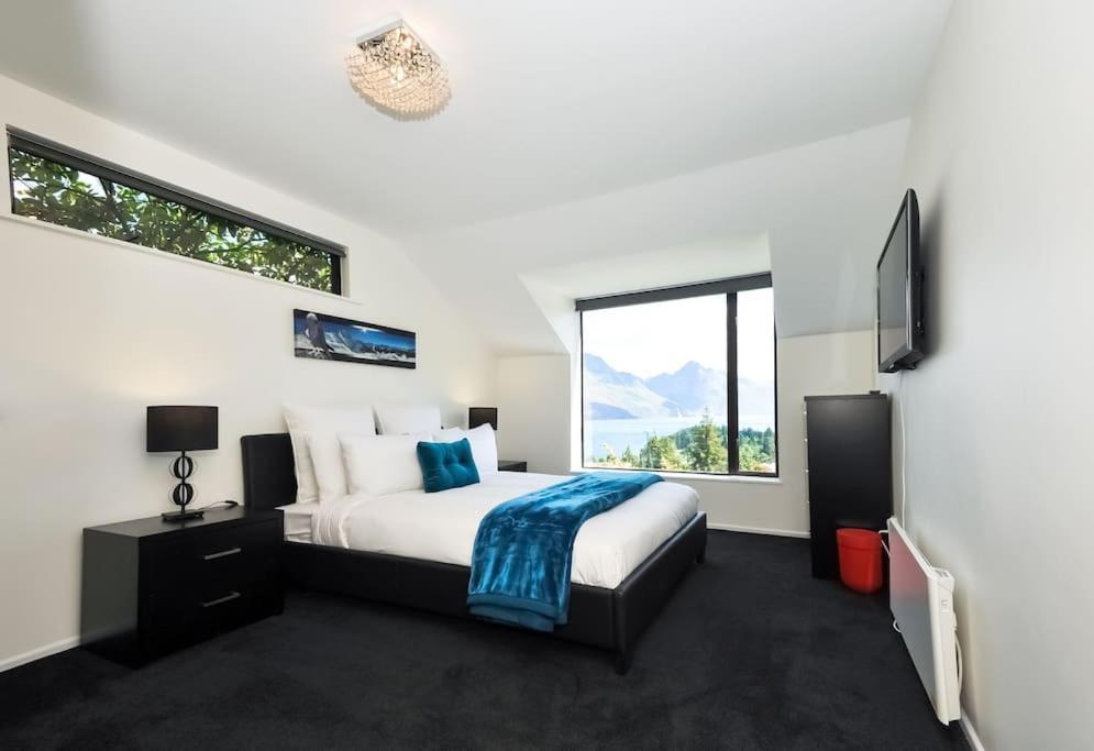 Stunning Home With Amazing Wakatipu Lake Views Квінстаун Екстер'єр фото