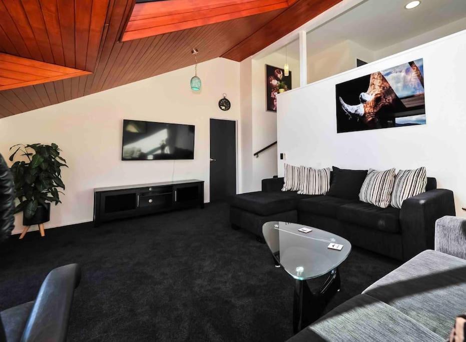 Stunning Home With Amazing Wakatipu Lake Views Квінстаун Екстер'єр фото